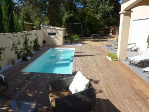 Construction d'une piscine dans un jardin avec terrasse. La piscine est construite sur-mesure par une entreprise de maçonnerie situé initialement à Brignais, mais elle se déplace également dans plusieurs communes dont celle de Marcy-l'étoile.