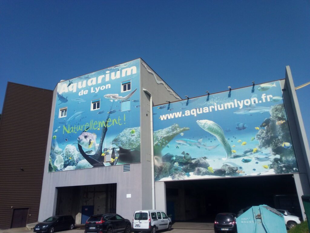 Façade du bâtiment de l'aquarium de la ville d'oullins,