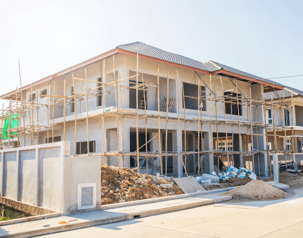 Construction d'une maison en cours avec un échafaudage