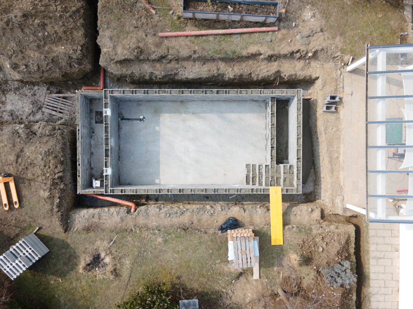 Construction d'une piscine en béton sur-mesure à Francheville