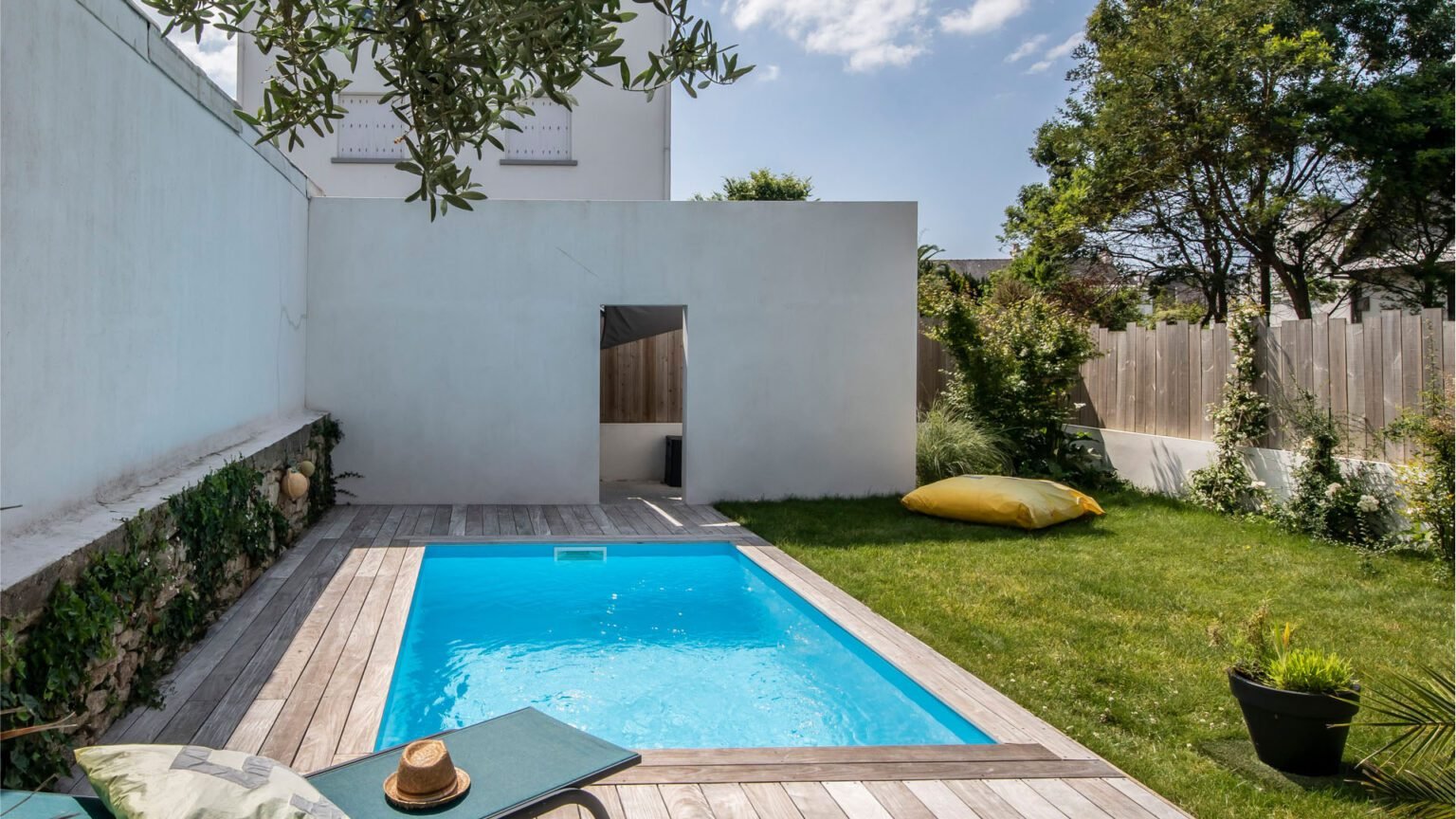 Présence d'une piscine dans un jardin avec un pool house