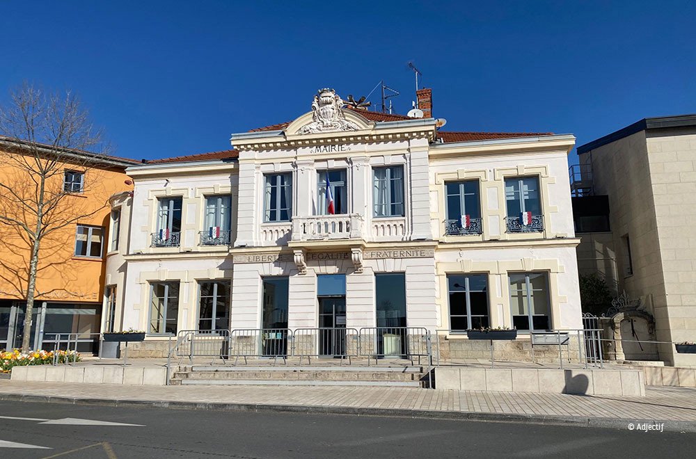 Bâtiment appartenant à la mairie d'Irigny, présence d'un ciel bleu