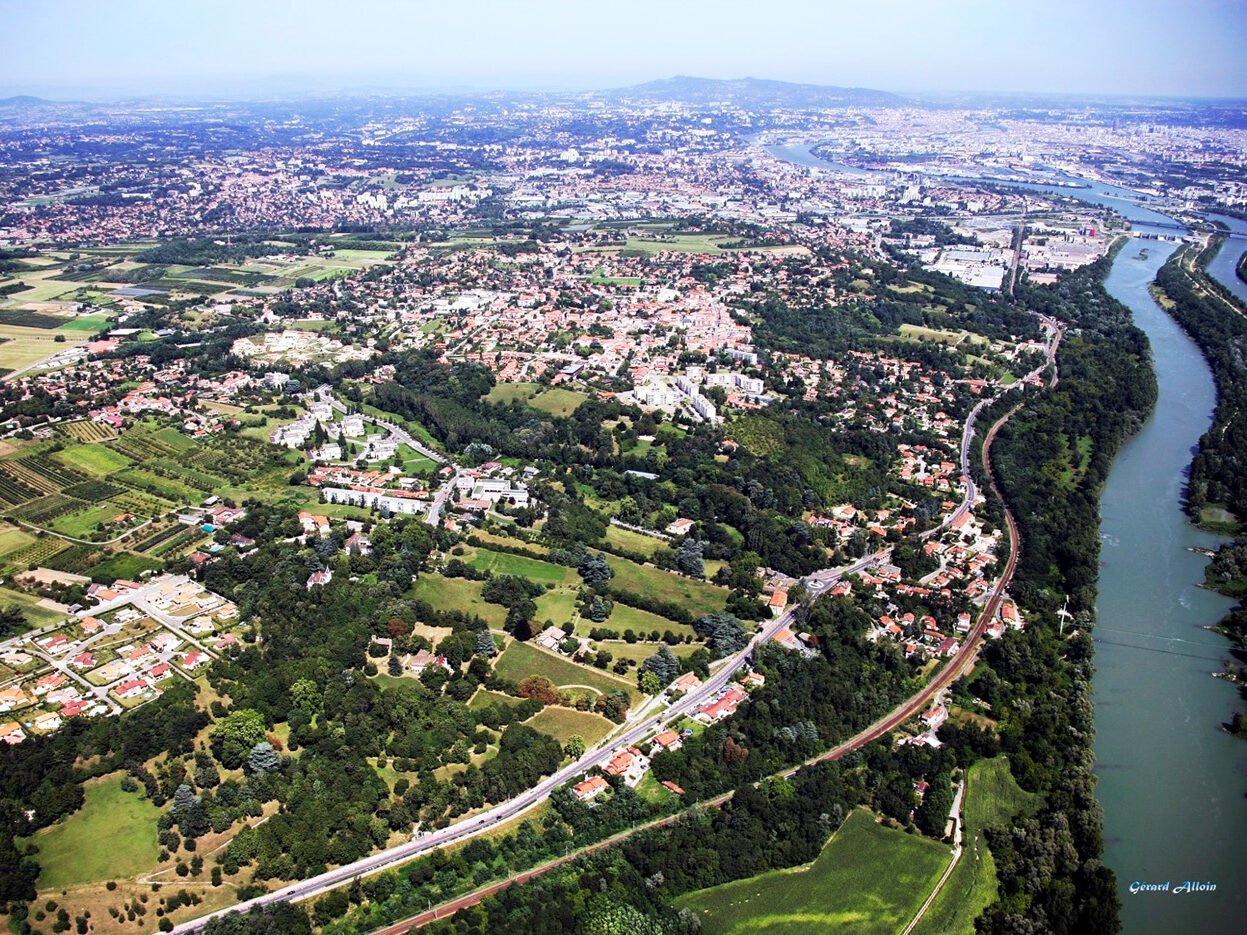 Vue aérienne de la ville d'irigny, présence de champs, d'habitation et de la végétation.